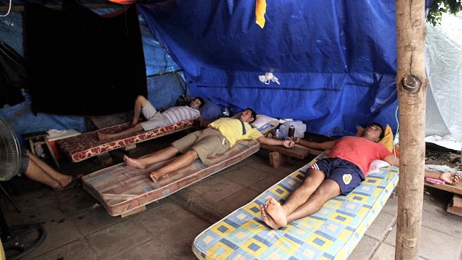 Conductores de autobús se crucificaron en protesta laboral en Paraguay