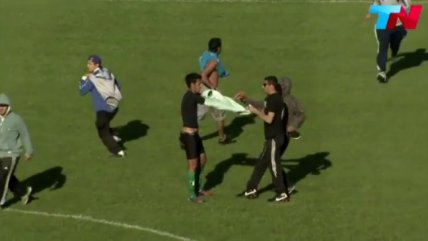 Hinchas le robaron a jugador en pleno partido en Argentina