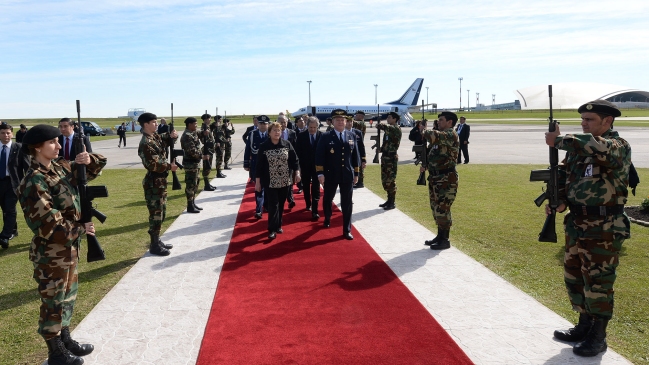 Bachelet viajó a Uruguay y se reunirá con José Mujica