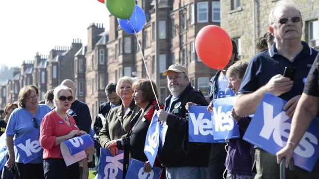 Últimos sondeos sobre el referéndum escocés anticipan un resultado ajustado