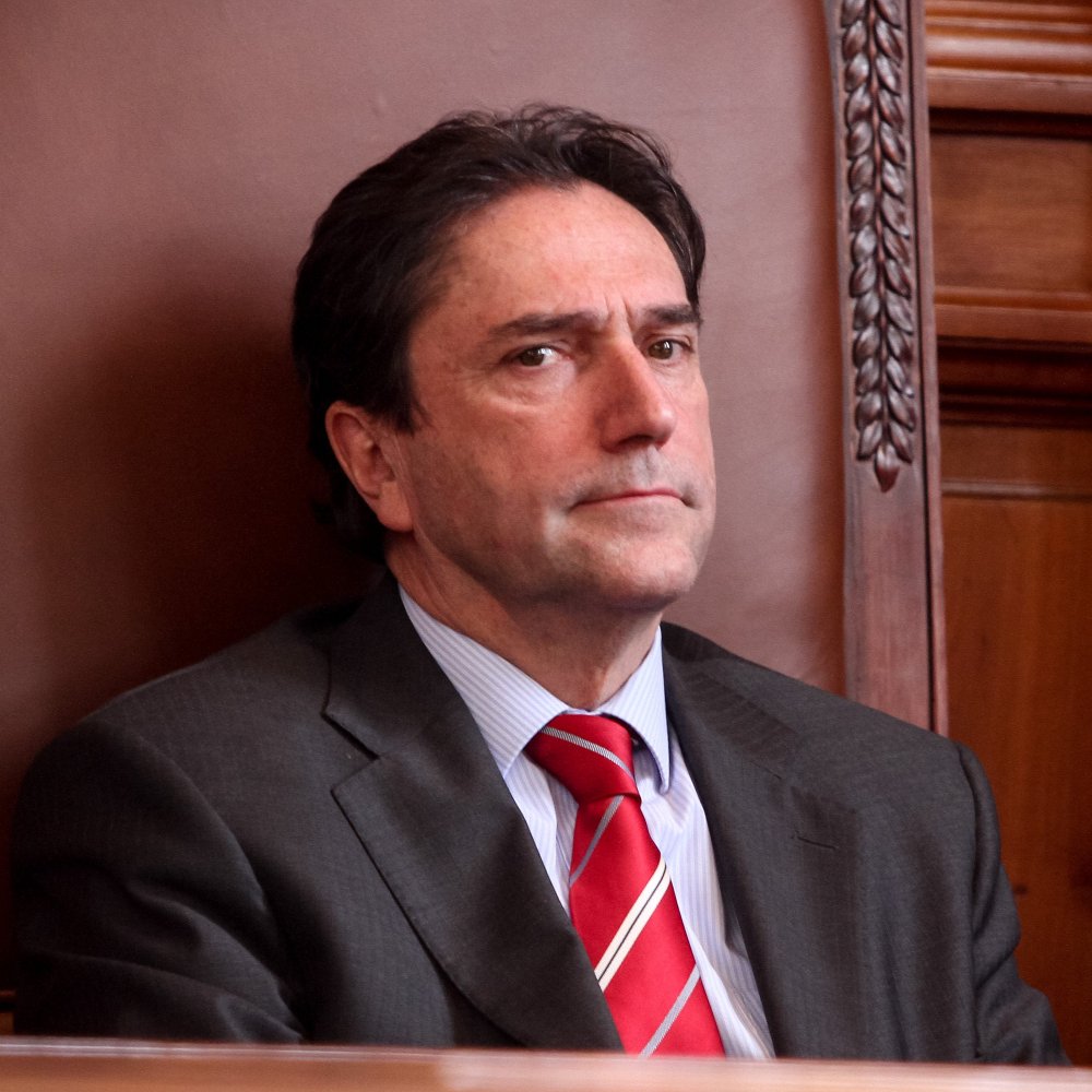 Ministro Gómez a favor de 