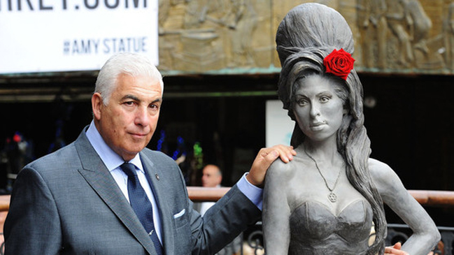 Inauguran estatua de Amy Winehouse en Inglaterra en el día de su cumpleaños