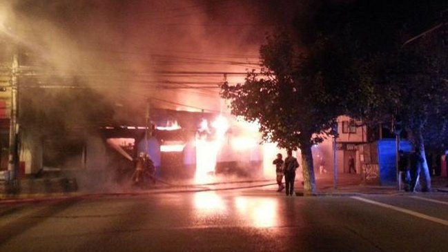Incendio consumió por completo una carnicería en Valparaíso