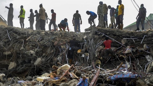 Identifican a 67 sudafricanos entre los muertos en un derrumbe en Nigeria