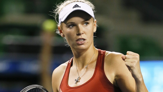 Caroline Wozniacki avanzó con dificultades a cuartos de final en Tokio