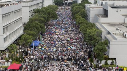   Miles de estudiantes protestan en Hong Kong por más democracia 