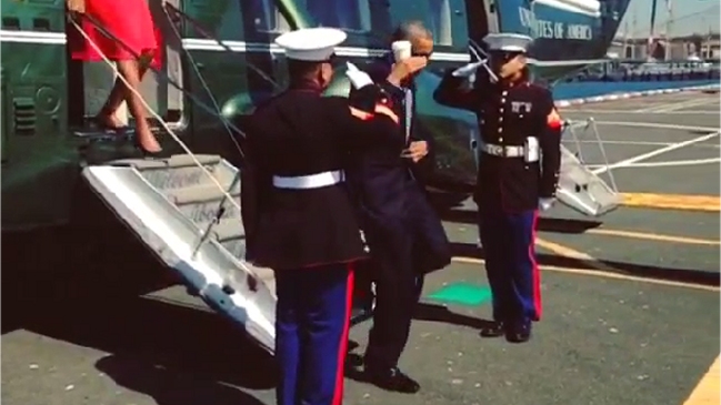 Polémica causó saludo de Obama a dos marines con un café en la mano