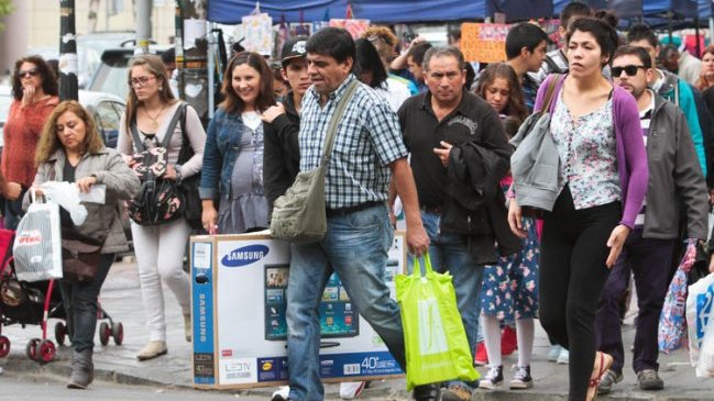 Polémica genera regulación a cierre del comercio los domingos