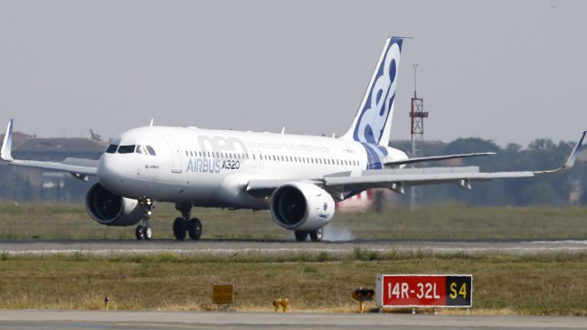 Aerolíneas europeas podrán permitir el uso del celular