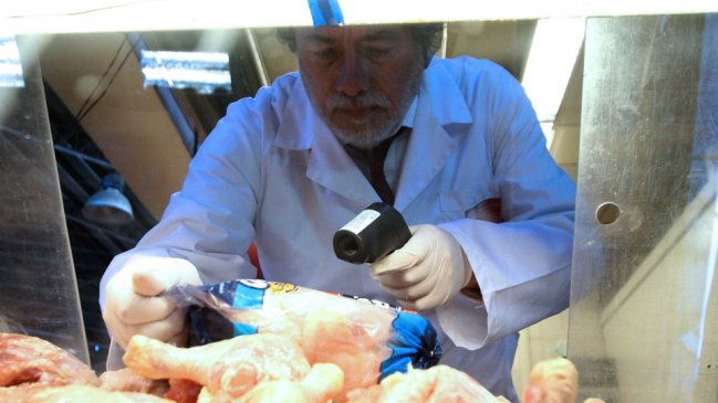 Gobierno busca aumentar multas tras colusión en producción de pollos