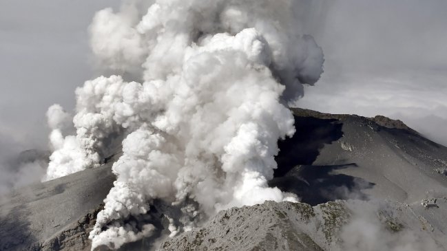Erupción de volcán japonés dejó varios senderistas heridos