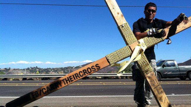 Hombre cargó una cruz por 160 kilómetros para concientizar sobre el cáncer infantil