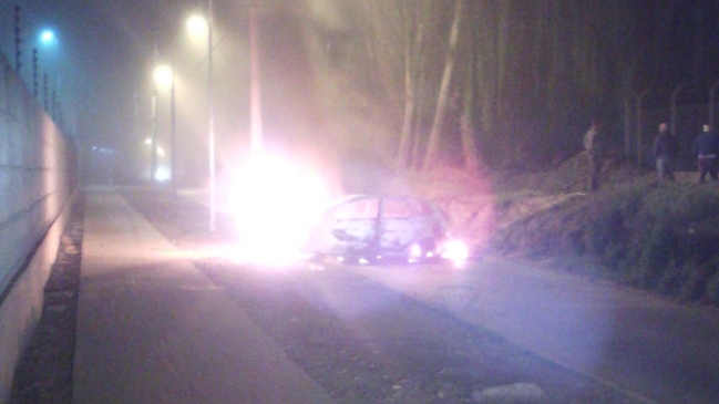 Delincuentes incendiaron vehículo para evitar persecución en Renca