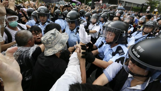 Múltiples enfrentamientos físicos y verbales en zona ocupada en Hong Kong