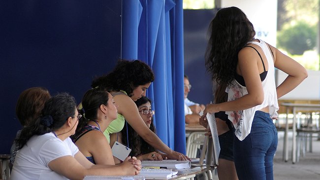 Senadores proponen debatir rebaja en la edad para votar