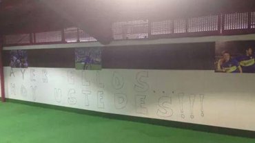 Cuerpo técnico de Boca rayó vestuario del Monumental de River y debió disculparse