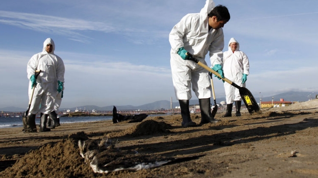 Derrame: Autoridades toman muestras en la bahía de Quintero