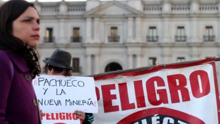   Organizaciones sociales protestaron por Alto Maipo en La Moneda 