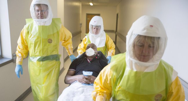 Trabajador estadounidense dio positivo al ébola tras atender a paciente contagiado