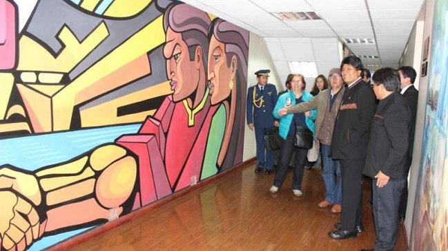 Chilenos presentaron a Morales mural en respaldo a demanda marítima