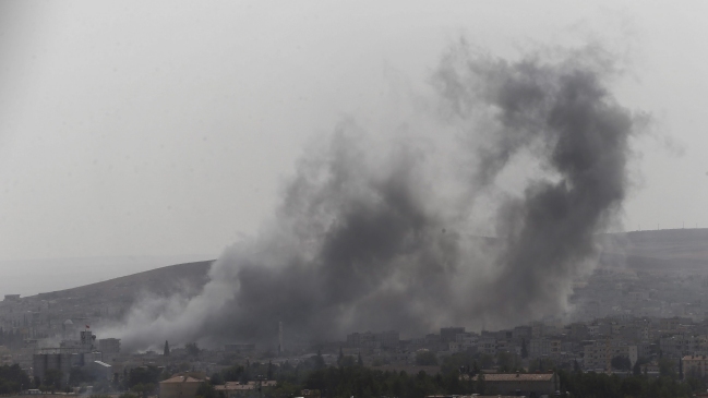 Aviones de la coalición atacaron refinerías de crudo en poder del EI en Siria