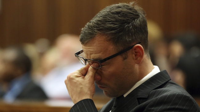 Testigo afirmó que Pistorius entrega dinero a la familia de su novia tras el crimen