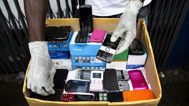 Cómo los celulares pueden ser el peor enemigo del ébola