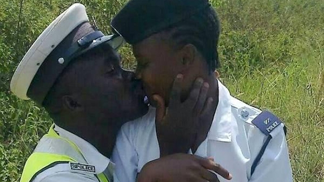 El polémico beso que dejó a tres policías sin trabajo