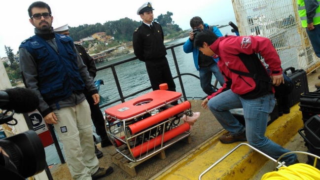 Robot submarino revisa presencia de restos de petroleo en Quintero
