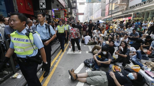 Manifestantes vuelven a zona de protestas en Hong Kong