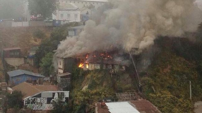 Incendio destruyó dos casas en el Cerro Cárcel de Valparaíso