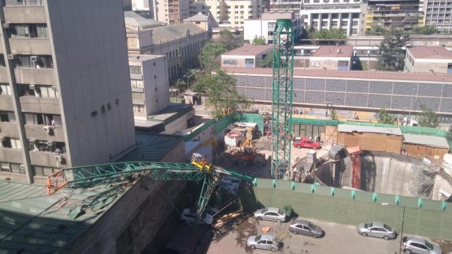 Grúa pluma que operaba en trabajos de la Línea 3 se desplomó sobre muro
