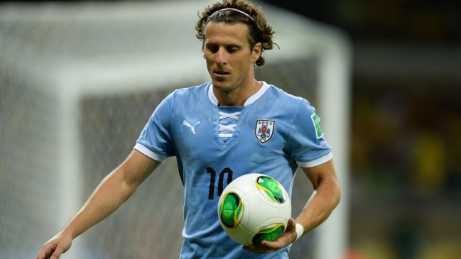 Diego Forlán y Jorge Valdivia están en los planes de Tapia para Colo Colo