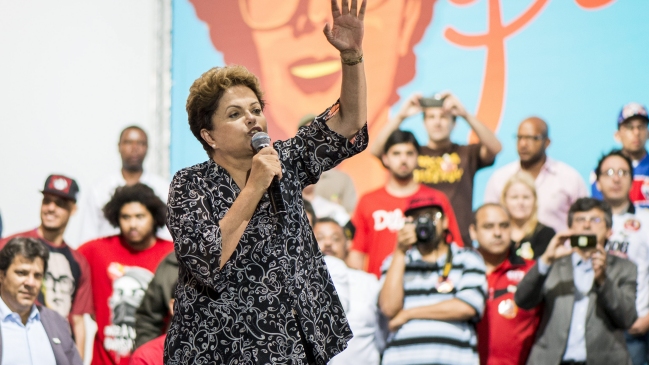 Rousseff en ventaja sobre Neves a cuatro días del balotaje