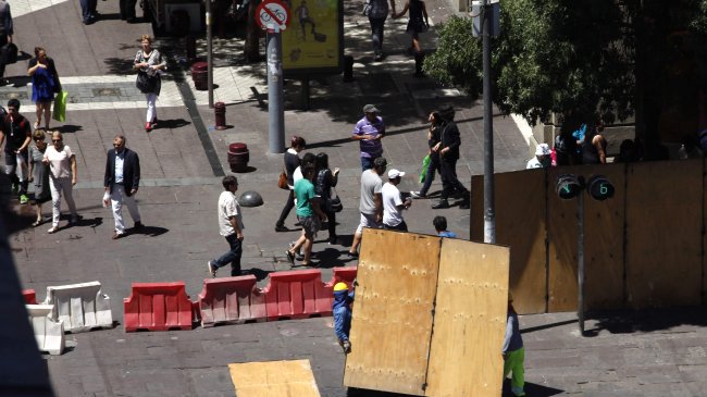 Municipalidad de Santiago evalúa restringir acceso de mendigos a la Plaza de Armas