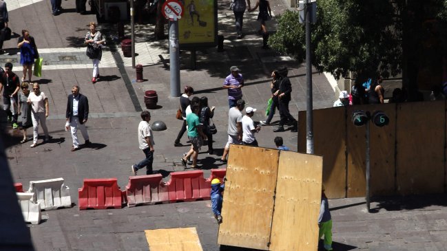 Municipalidad de Santiago evalúa restringir acceso de mendigos a la Plaza de Armas
