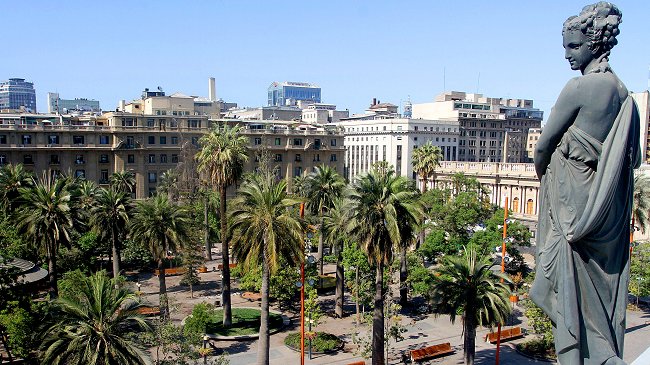 Santiago retira propuesta de prohibir mendigos en Plaza de Armas