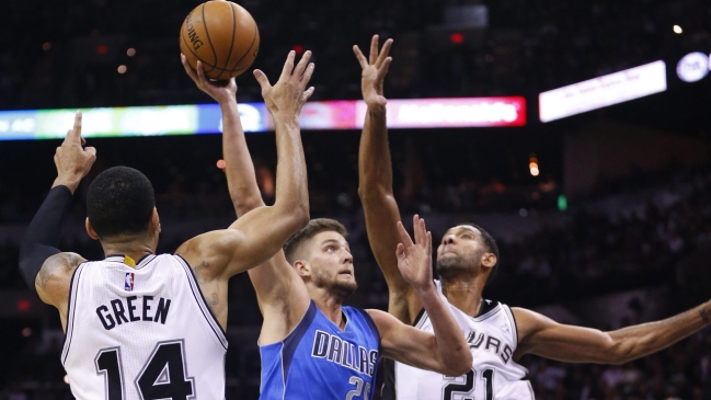 San Antonio Spurs inició con ajustado triunfo la defensa del título en la NBA