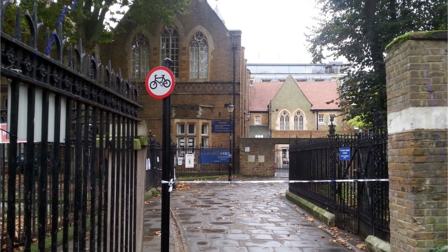 Encuentran a un hombre empalado en una reja en Londres