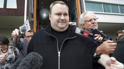 Amenazan con deportar a Dotcom por infracción de tráfico