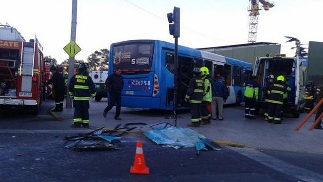 Choque de dos buses del Transantiago deja al menos 13 heridos