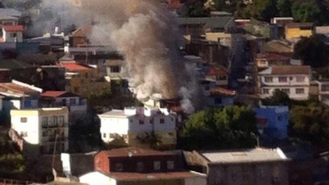 Incendio afectó casa de tres pisos en el Cerro Merced de Valparaíso