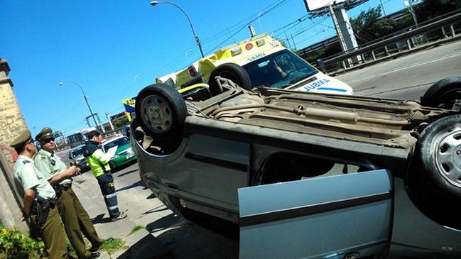 Dos vehículos volcaron en ruta que une Valparaíso y Viña del Mar