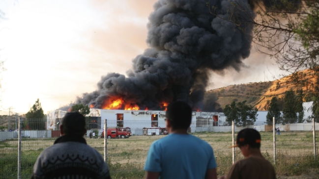 Bomberos controló de madrugada incendio de bodegas en Huechuraba