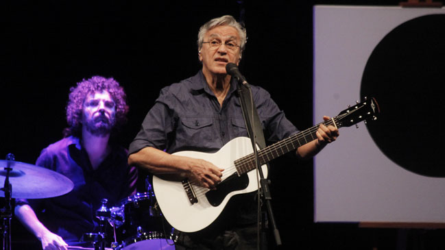 Caetano Veloso abraza a Santiago con su bossa nova reinventado