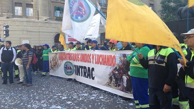 Recolectores de basura protestaron frente a la Municipalidad de Santiago