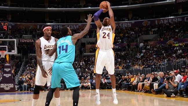 Los Lakers consiguieron su primer triunfo de la temporada en la NBA