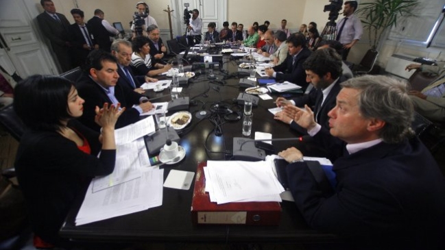 Críticas a ausencia del secretario general del PC marcaron sesión de comisión investigadora de U. Arcis