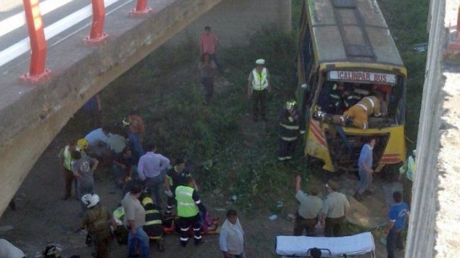 Bus rural cayó al Río Ancoa en Linares