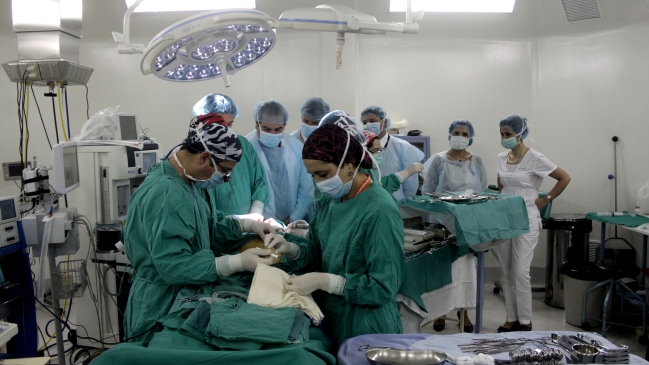 Informe del Minsal: Faltan 3.800 médicos especialistas en Chile